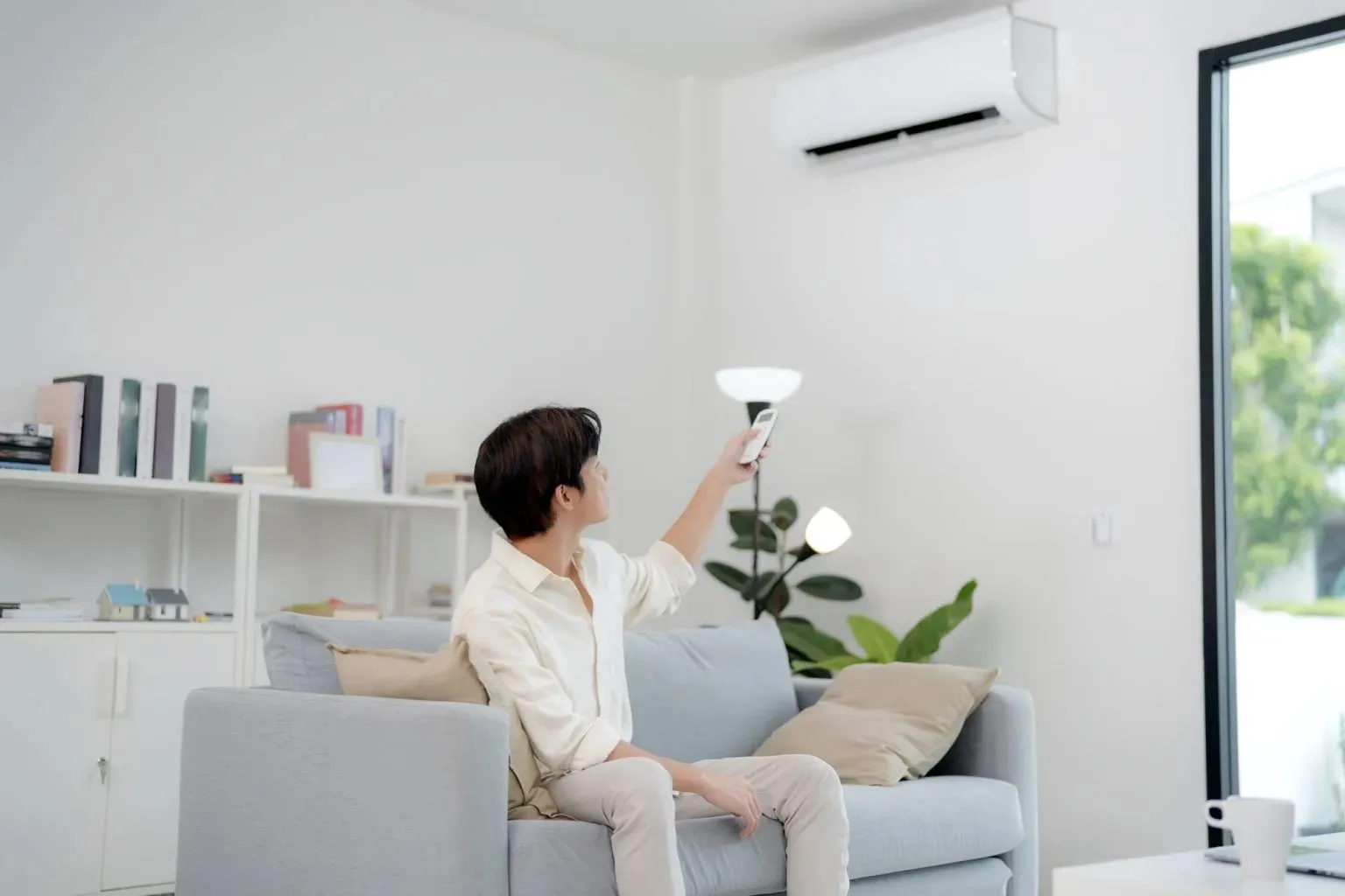 Técnico de aire acondicionado realizando mantenimiento preventivo a un equipo mini split en una residencia.